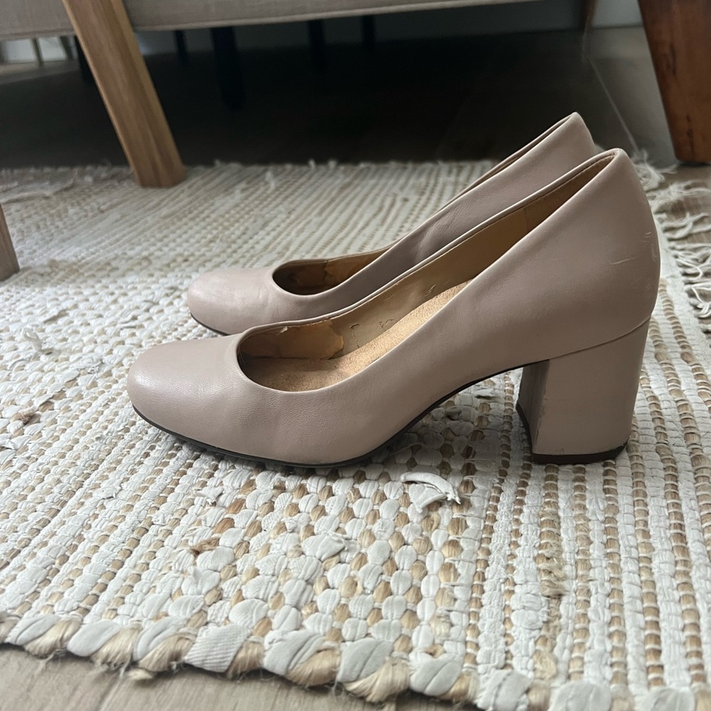 Naturalizer Cream Block Heel Pumps